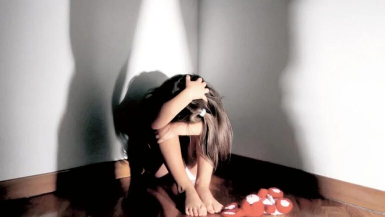 Napoli, violenta la nipote di 10 anni: arrestato 26enne Napoli, violenta la nipote di 10 anni: arrestato 26enne