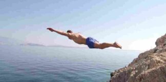 Nuovo taglio e occhiali, ma i tatuaggi lo tradiscono: arrestato in spiaggia il ricercato Salvatore Di Napoli