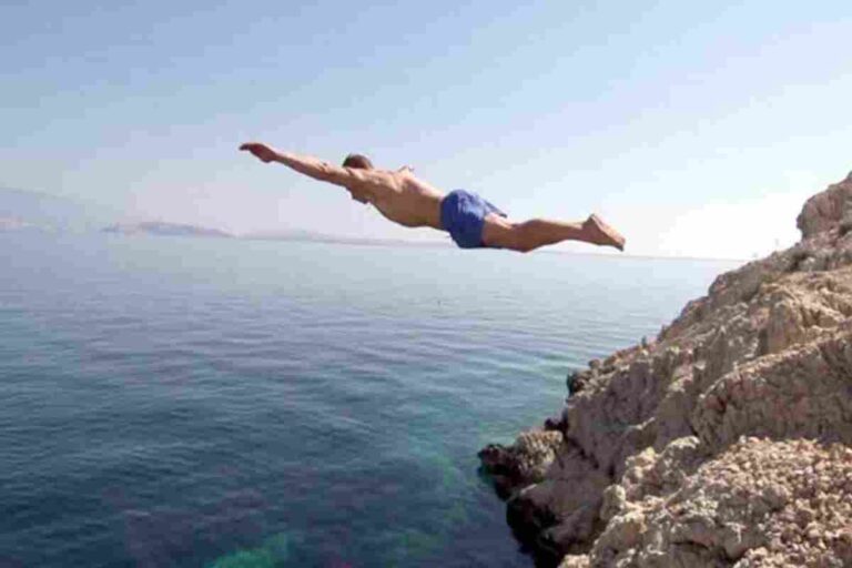 Nuovo taglio e occhiali, ma i tatuaggi lo tradiscono: arrestato in spiaggia il ricercato Salvatore Di Napoli Nuovo taglio e occhiali, ma i tatuaggi lo tradiscono: arrestato in spiaggia il ricercato Salvatore Di Napoli