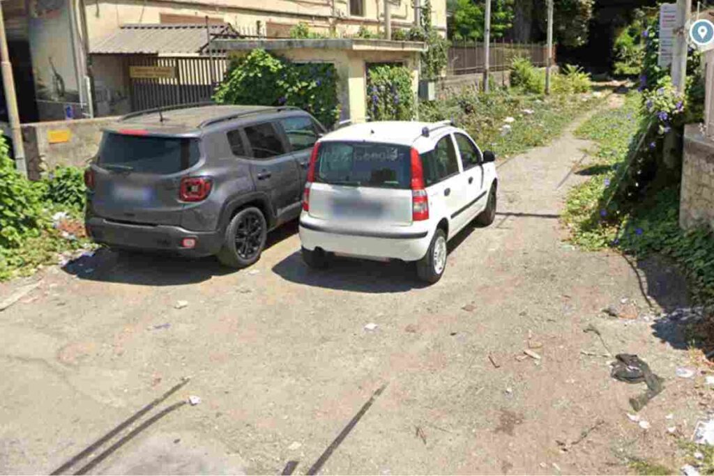 Le ferrovie dismesse, un tempo simbolo di collegamento e progresso, oggi sono diventate rifugi improvvisati