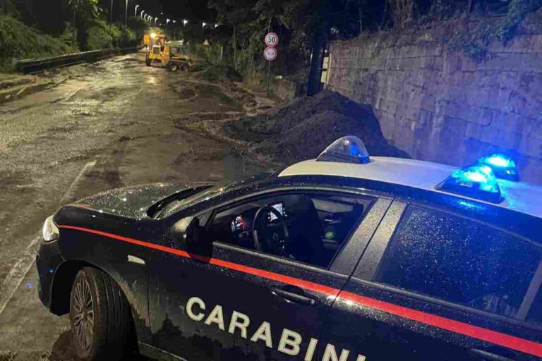 Dramma a Gragnano, si stacca una frana dal monte Pendolo: soccorsi sul posto, evacuate decine di persone Dramma a Gragnano, si stacca una frana dal monte Pendolo: soccorsi sul posto, evacuate decine di persone