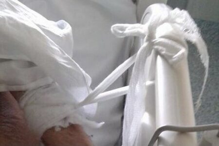 Anziani legati ai letti dell’Ospedale San Paolo di Napoli: ”Che fa, almeno così si tranquillizzano”