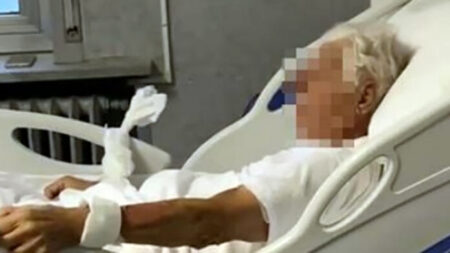Anziani legati ai letti dell’Ospedale San Paolo di Napoli: ”Che fa, almeno così si tranquillizzano”