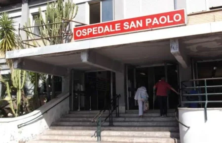 Anziani legati ai letti dell’Ospedale San Paolo di Napoli: ”Che fa, almeno così si tranquillizzano”