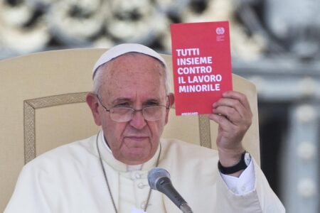 Capaccio: l’innocenza rubata di un bambino costretto a vendere cocco sulla spiaggia