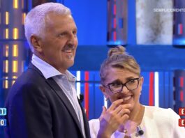 Sandy ad Affari Tuoi accompagnata dal papà Luis, scambiato per suo marito.