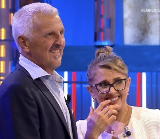 Sandy ad Affari Tuoi accompagnata dal papà Luis, scambiato per suo marito.