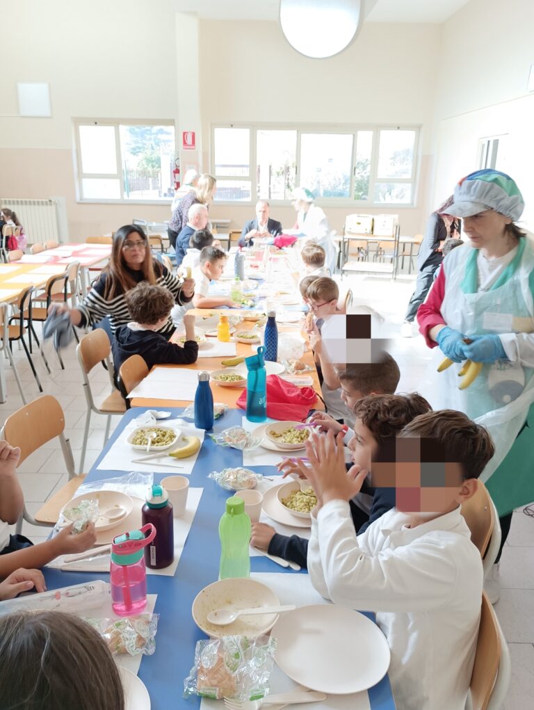 Torre del Greco, sei nuove classi potranno usufruire del servizio di refezione scolastica Torre del Greco, sei nuove classi potranno usufruire del servizio di refezione scolastica