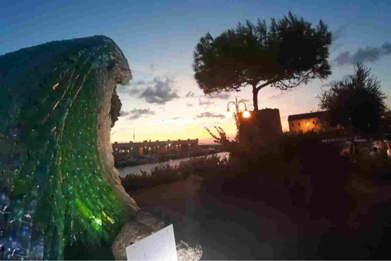 Choc a Pollica, rimossa la “Grande Onda”: era l’ultimo ricordo del sindaco pescatore Angelo Vassallo Choc a Pollica, rimossa la “Grande Onda”: era l’ultimo ricordo del sindaco pescatore Angelo Vassallo