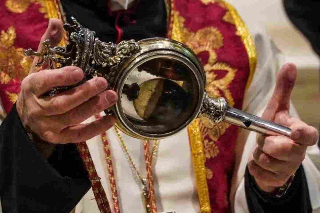 La giornata di oggi ha visto la partecipazione di importanti figure istituzionali e religiose, insieme a personaggi noti della cultura