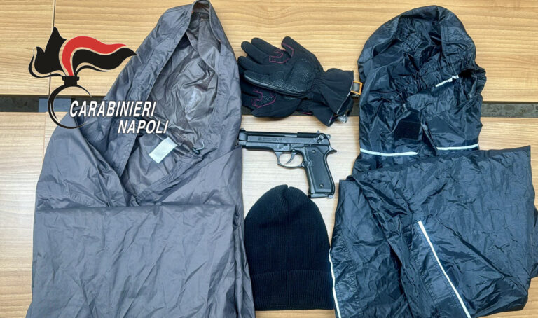 Napoli, hanno 15 e 16 anni e sono su uno scooter. Sequestrata pistola scacciacani e indumenti Napoli, hanno 15 e 16 anni e sono su uno scooter. Sequestrata pistola scacciacani e indumenti