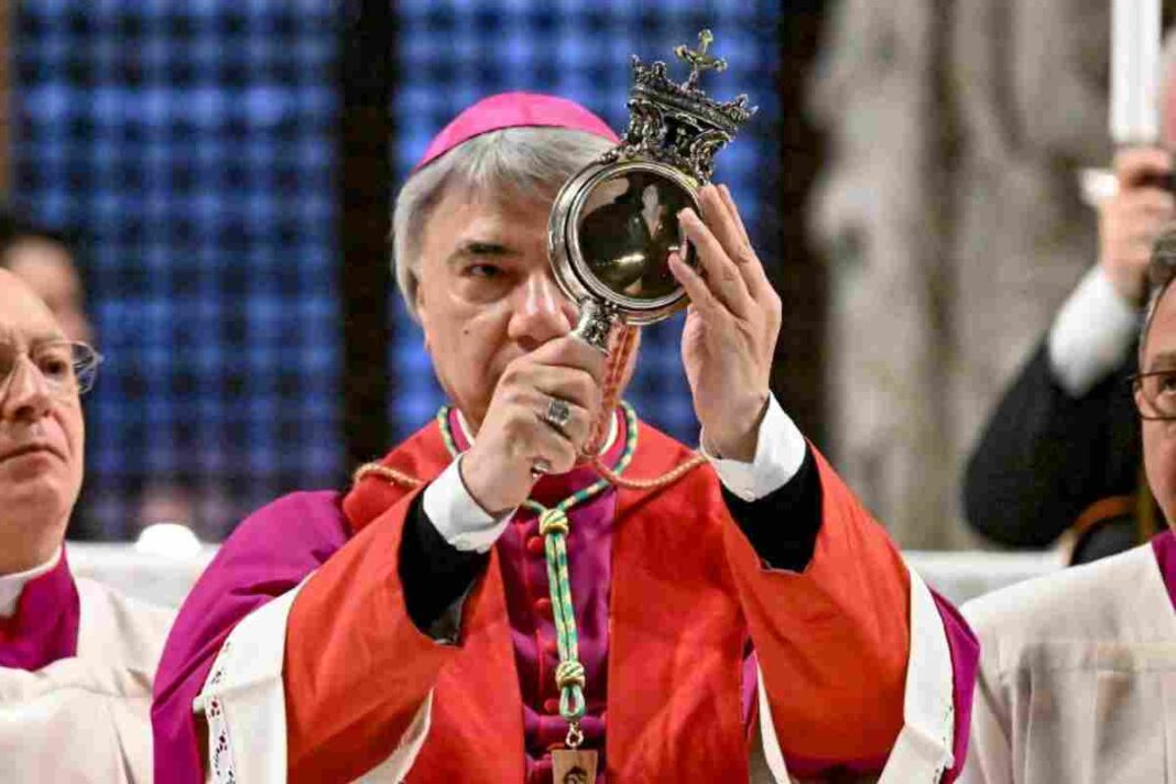 A Napoli si è ripetuto il miracolo di San Gennaro, il sangue si è sciolto: la reliquia posta sul Tronetto