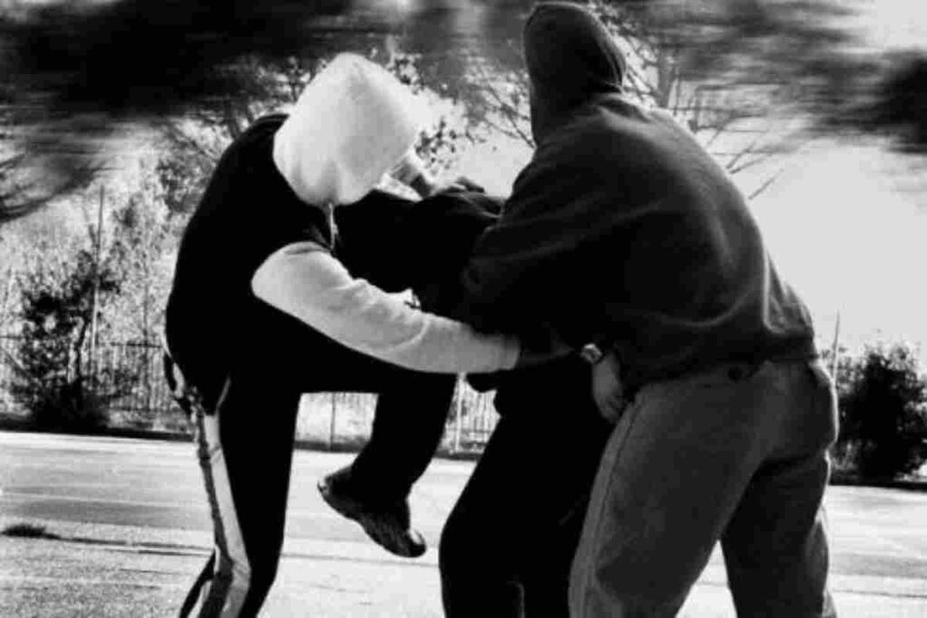 La polizia è riuscita a identificare almeno due persone coinvolte, ma le indagini continuano per individuare tutti i responsabili