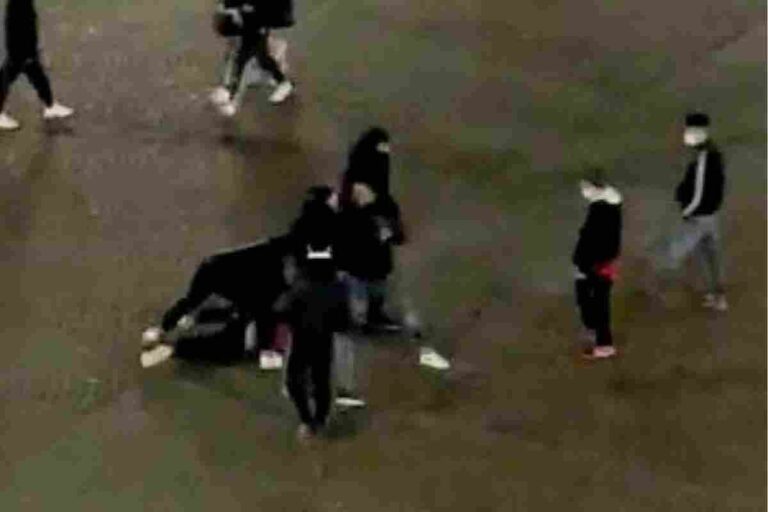 Castellammare, svolta nelle indagini della rissa in pieno centro: identificati due 20enni. Ipotesi spedizione punitiva