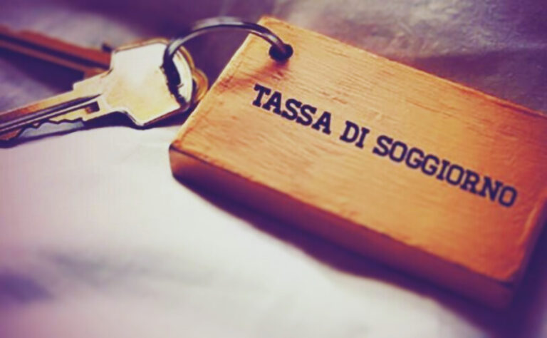 Tassa di soggiorno, dal 2025 potrà essere applicata da tutti i Comuni italiani: ecco cosa sta per cambiare