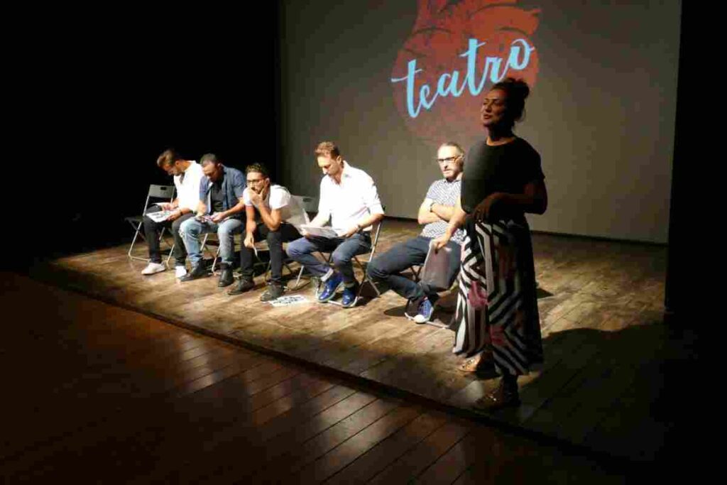 Un momento di intimità tra artista e spettatori, oltrepassando la cosiddetta quarta parete in un continuo dialogo con la platea