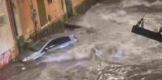 Maltempo a Torre del Greco, immagini incredibili: strade allagate e auto trascinate dalla furia dell'acqua