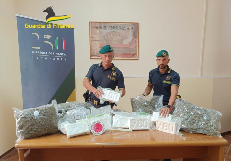 Napoli: oltre 23 kg di droga in auto, due arresti tra Poggiomarino e Scafati