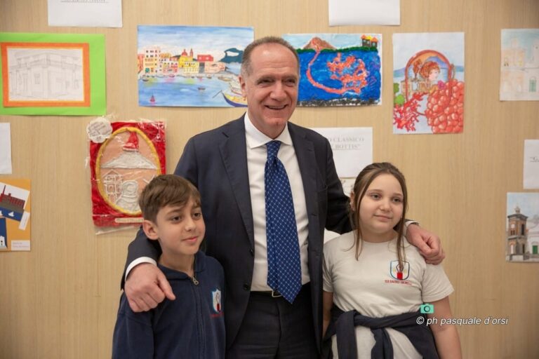 Torre del Greco, “Per crescere un bambino ci vuole un intero villaggio”. Mennella agli studenti torresi Torre del Greco, “Per crescere un bambino ci vuole un intero villaggio”. Mennella agli studenti torresi