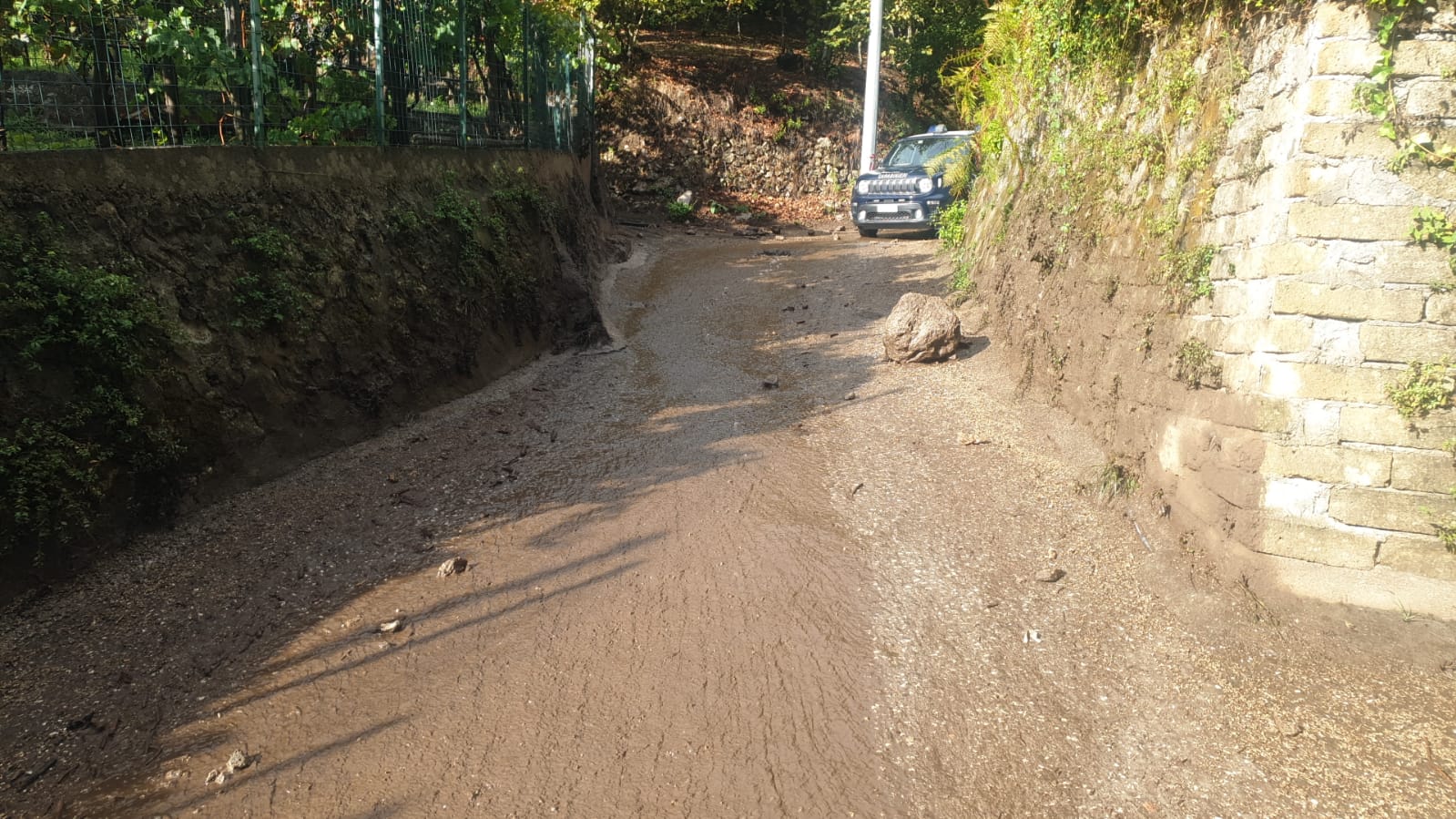 Lettere, frane e due auto trascinate dall'acqua: una finisce in un canale