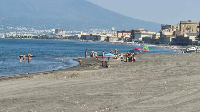 Castellammare, bella e impossibile: addio alla spiaggia, scatta il divieto di balneazione