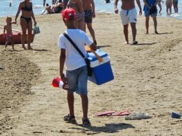 Capaccio: l’innocenza rubata di un bambino costretto dal padre a lavorare sulla spiaggia