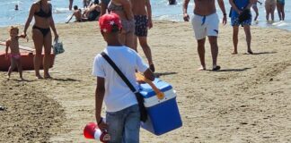 Capaccio: l’innocenza rubata di un bambino costretto dal padre a lavorare sulla spiaggia