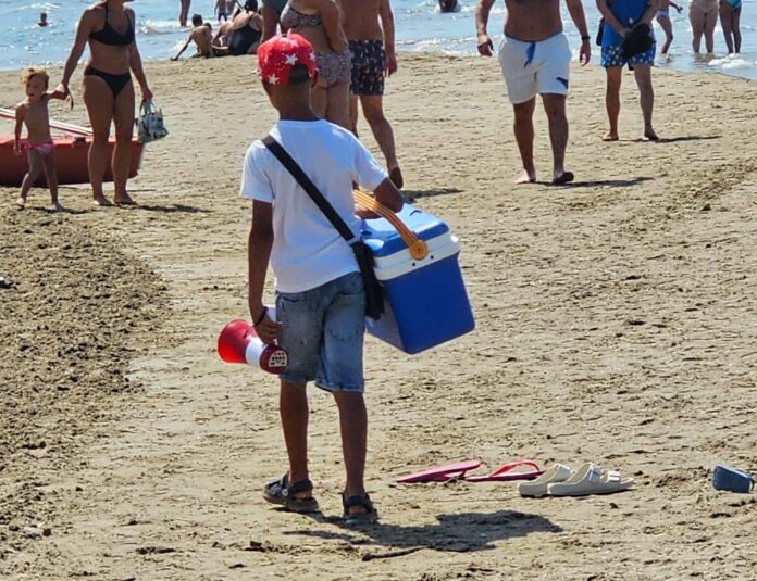 Capaccio: l’innocenza rubata di un bambino costretto dal padre a lavorare sulla spiaggia