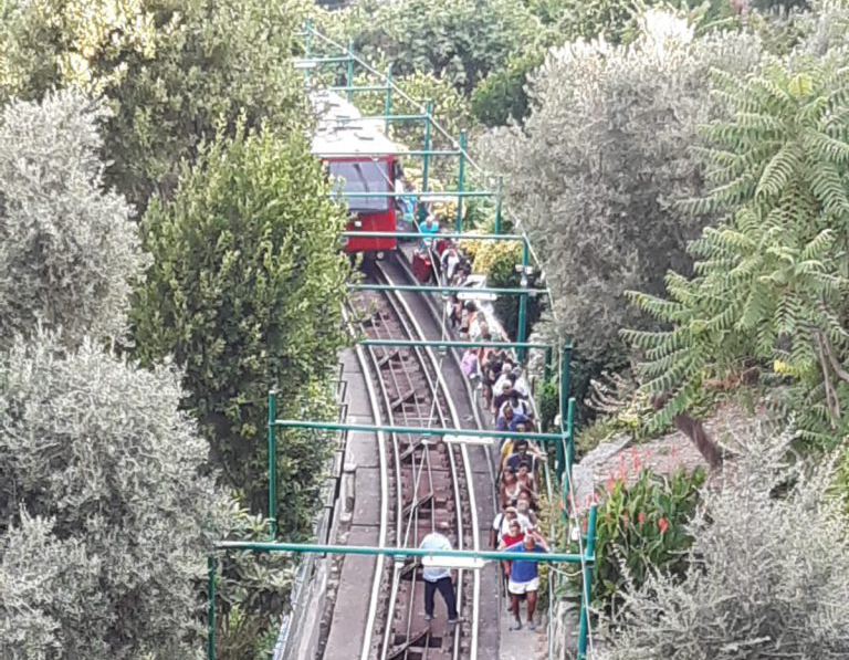 Capri, si ferma la funicolare per il maltempo: passeggeri fatti scendere