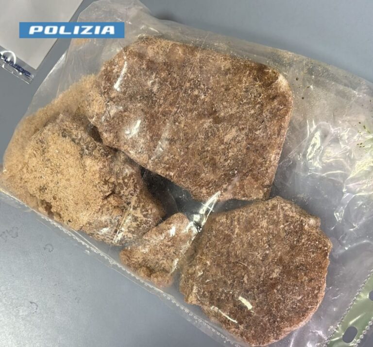 Napoli: tentano di far passare per sali da bagno circa mezzo kg di MDMA