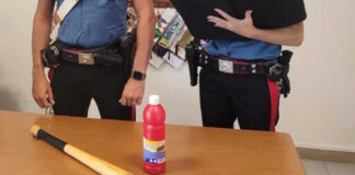 Napoli, armato di mazza da baseball minaccia madre, sorella e 118. Arrestato 47enne