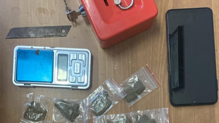 Napoli, sorpreso a spacciare droga. Arrestato un 30enne