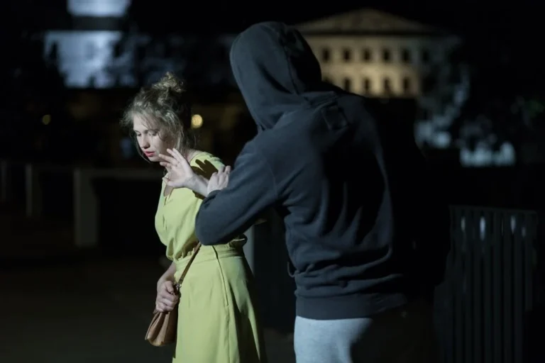 Napoli, arrestato per stalking evade e va dalla moglie. Arrestato, due volte in meno di 24 ore, un 47enne Napoli, arrestato per stalking evade e va dalla moglie. Arrestato, due volte in meno di 24 ore, un 47enne