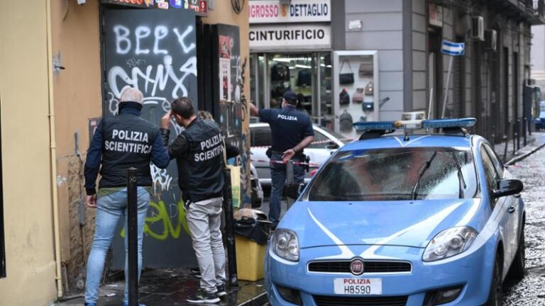 Quindicenne ucciso a colpi di pistola a Napoli, feriti altri due minorenni