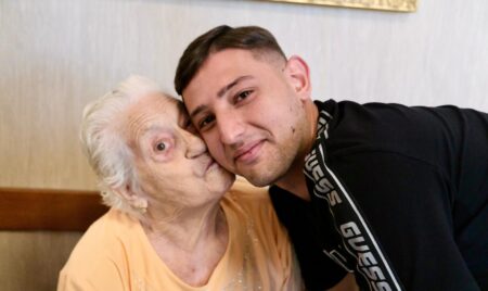 Festa dei nonni, i volontari del Servizio Civile organizzano una sorpresa alle anziane in casa di riposo: “volevamo farle sentire meno sole”