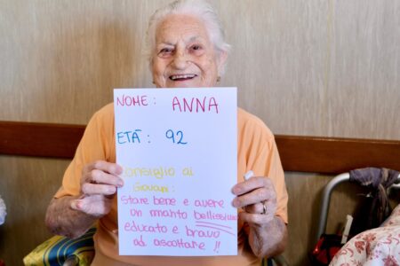 Festa dei nonni, i volontari del Servizio Civile organizzano una sorpresa alle anziane in casa di riposo: “volevamo farle sentire meno sole”