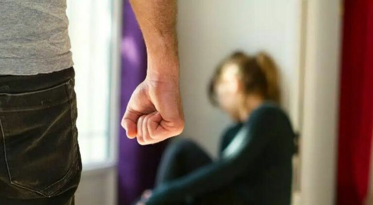 Mugnano, tenta di uccidere l’ex moglie buttandola dalla finestra. Arrestato 40enne