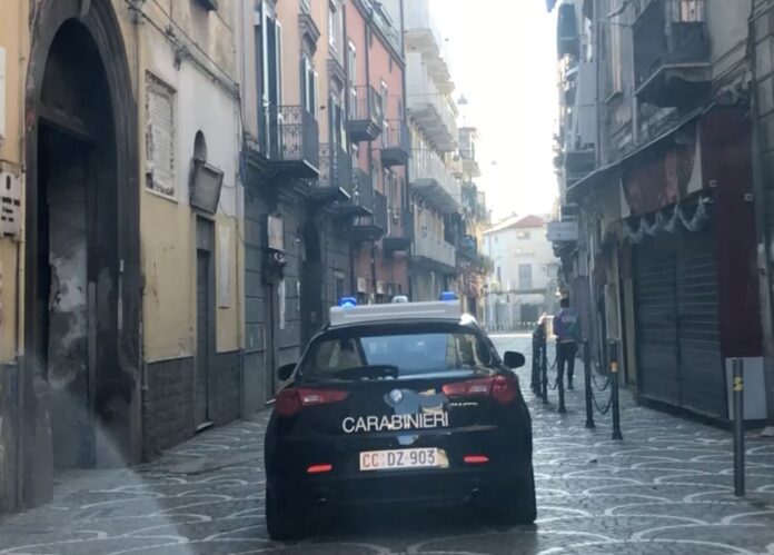 Casalnuovo, Marigliano e Acerra: setacciate le aree comuni alla ricerca di armi e droga