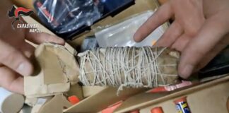 Qualiano e Casal di Principe: 65 chili di botti illegali in un box. Arrestano 18enne