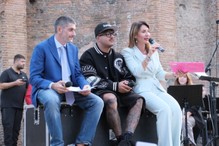 Geolier si commuove a Pompei: “Studiate, perché la cultura annienta la criminalità. Avrei voluto farlo anch’io”