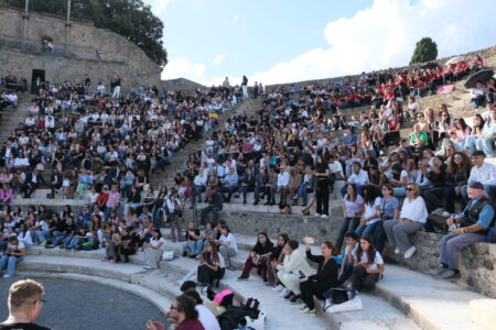 Geolier si commuove a Pompei: “Studiate, perché la cultura annienta la criminalità. Avrei voluto farlo anch’io”