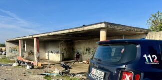Giugliano, controlli al campo rom tra minorenni, auto e rifiuti pericolosi