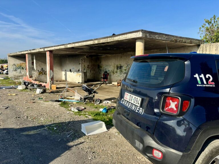 Giugliano, controlli al campo rom tra minorenni, auto e rifiuti pericolosi