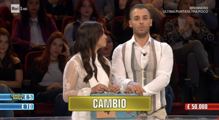 Affari Tuoi: Paolino e Jessica vincono 50mila euro grazie al sogno del suocero