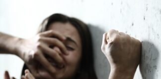 Trecase, violenza di genere compagna davanti ai figli minori