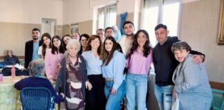Festa dei nonni, i volontari del Servizio Civile organizzano una sorpresa alle anziane in casa di riposo: “volevamo farle sentire meno sole”