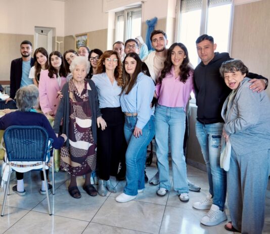 Festa dei nonni, i volontari del Servizio Civile organizzano una sorpresa alle anziane in casa di riposo: “volevamo farle sentire meno sole”