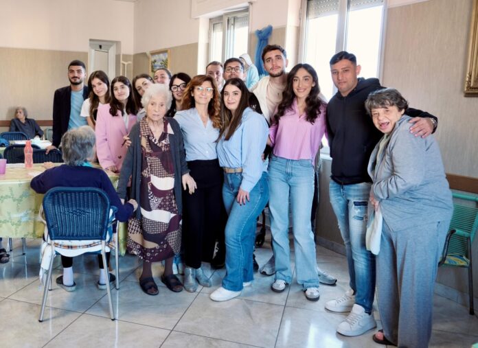 Festa dei nonni, i volontari del Servizio Civile organizzano una sorpresa alle anziane in casa di riposo: “volevamo farle sentire meno sole” Festa dei nonni, i volontari del Servizio Civile organizzano una sorpresa alle anziane in casa di riposo: “volevamo farle sentire meno sole”