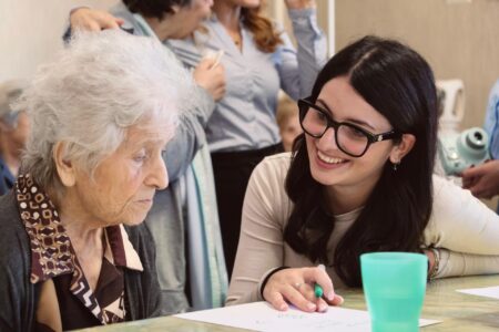 Festa dei nonni, i volontari del Servizio Civile organizzano una sorpresa alle anziane in casa di riposo: “volevamo farle sentire meno sole”