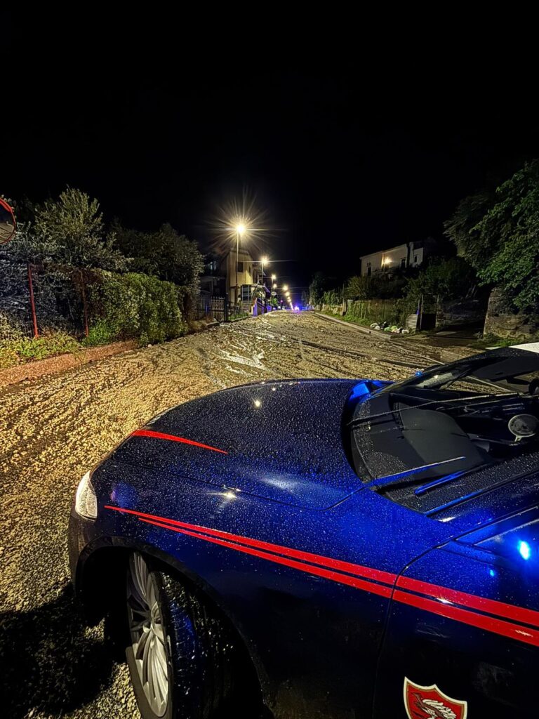 Nessun ferito, nessun danno a cose. Le strade sono state temporaneamente interrotte con intervento in corso di Carabinieri, Polizia Locale e Protezione Civile